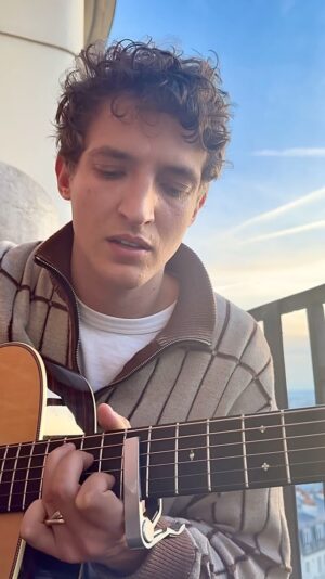 Aliocha Schneider Instagram - « Vincent » de Don McLean 🌻 

Il n’y a que lui pour me faire chialer avec une chanson sur Van Gogh