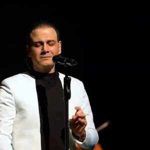 Alireza Ghorbani Instagram - #با_من_بخوان
.
باعث افتخار است که پایان سال سخت ۱۳۹۹ و شروع بهار امیدبخش ۱۴۰۰ را در کنار هم جشن بگیریم. اکنون که فرصت دیدار از نزدیک با شما عزیزان فراهم نیست، این سعادت دست داده تا به صورت آنلاین طی ۲ شب در فضای باز میدان آزادی تهران، مجموعه‌ای از قطعات پروژه با من بخوان را خدمتتان تقدیم کنیم.
در این پروژه برادر عزیزم جناب حسام ناصری به عنوان آهنگساز و تنظیم کننده و همینطور گروه بزرگی از نوازندگان سازهای ایرانی و کلاسیک و گروه کُر ما را همراهی می‌کنند. 
سپاس ویژه از تیم بزرگی که در اجرای این کنسرت ما را همراهی می‌کنند، به ویژه اداره کل فرهنگی شهرداری تهران که این امکان را برای عموم علاقمندان هنر موسیقی بصورت رایگان فراهم کردند.
.
کنسرت آنلاین با من با بخوان را می‌توانید ساعت ۲۱ شنبه ۳۰ اسفند و یکشنبه ۱ فروردین از لایو صفحه اینستاگرام بنده و همینطور تلویزیون اینترنتی تیوا مشاهده بفرمایید.

در صورت فراهم شدن پلتفرمهای دیگر برای ارائه کنسرت آنلاین، به سرعت به اطلاع عموم خواهد رسید.
لحظه دیدار نزدیک است...
.
@hesamnaseri 
@reza_mousavi 
@samansamimi_official 
@pouya_saraei_official 
@arashpakzad 
@miladmohammadi_tar 
@miladomranloo 
@zakariayousefi 
@amin.ataeii 
@tannaz.asadollahi 
@honeykazerooni 
@alirazaviii 
@hesamsadafinejad 
@sinapakdel 
@hamed_beik 
.
#علیرضاقربانی 
#حسام_ناصری
#کنسرت
#کنسرت_آنلاین
#کنسرت_با_من_بخوان 
#کنسرت_با_من_بخوان_علیرضا_قربانی 
#موسیقی
#
