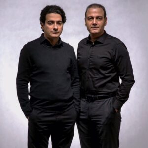 Alireza Ghorbani Instagram - .
ما سرخوشان مست دل از دست داده‌ایم
هم‌راز عشق و هم‌نفس جام باده‌ایم
بر ما بسی کمان ملامت کشیده‌اند
تا کار خود بر ابروی جانان گشاده‌ایم

دوست و برادر عزیزم، همایون شجریان به تازگی در بیانیه‌ای که منتشر کرده است، گلایه‌هایی را مطرح کرده که خبر از داستانی بلند و دردی مشترک دارد. دردی که این روزها گریبان بسیاری از هنرمندان را که چون او با جان و دل برای مردمان‌شان نفس می‌کشند و همت می‌کنند گرفته است. دشواری که همایونِ خویشتندار و صبور را به گلایه وا داشت، تجربهٔ مشترک امروز بسیاری از ما است. اندک کسانی هر از چندگاهی با قلم و عمل‌شان موجب رنجش خاطر اهالی هنر و فرهنگ می‌شوند و سال‌هاست که ما از دست و زبان آنها در امان نیستیم.آنها در تلاش هستند که شیرینی این رویداد خاص را که در موسیقی ایران کم نظیر است، برای ما تلخ کنند؛ که به لطف شما مردمان نازنین چنین نخواهد شد و ما با همت و پشت‌گرمی بیشتری در مسیر هنر و فرهنگ سرزمین‌مان، تمام آن‌چه را در توان داریم تقدیم خواهیم کرد.

اما در مورد حواشی پیش آمده لازم است که نکاتی را به صورت شفاف بیان کنم:
۱-پروژه افسانه چشم‌هایت همانطور که در تبلیغات هم مطرح شده است توسط یک حامی مالی (اسپانسر) و حقیقتا با یک نگاه فرهنگی حمایت می‌شود و غیر از آن هیچ شخص حقیقی یا حقوقی دخل و تصرفی در پروژه ندارد. استفاده از یک مکان خاص برای فیلم‌برداری صرفا به پیشنهاد مدیرهنری و کارگردان تصویری پروژه بوده و بر اساس معیارهای دیداری متناسب با شعر و ادب و زیبایی بصری انتخاب شده است.

۲-ما نیز مانند دیگر مردمان عزیزمان در سال‌های گذشته، از فسادهای مالی و غیرمالی که در کشور اتفاق افتاده، رنجیده خاطر هستیم و امیدواریم به زودی به تمام تخلفات و حقوق از دست رفته مردم در تمامی موارد رسیدگی شود. اما در این مورد خاص نه ما چنین گمانی را در مورد محل فیلمبرداری داشتیم و نه مطالب اثبات شده‌ای در این زمینه وجود داشت که ما از آن اطلاع داشته باشیم.

۳-از تمام آنهایی که دلسوزانه و  مستدل موضوعی را تذکر می‌دهند یا با نیک‌اندیشی در موردی نوشته‌اند و گفته‌اند، حقیقتا سپاسگزاریم. 
اما از بعضی هم که اسم و رسم و منافع گروهی آنها بر ما پوشیده نیست، اگر با بدخواهی در این مورد گفتند و نوشتند ، و هدفشان جز ضربه زدن به اعتبار هنرمندان و آسیب زدن به فرهنگ و هنر کهن نیست، نخواهیم گذشت و امیدواریم با رجوع به اخلاق و کرامت انسانی بیاموزند هرگز انتقاد سازنده را با غرض‌ورزی و کینه آغشته نسازند.
با مهر،
علیرضا قربانی
آبان ۹۸
.
#علیرضاقربانی 
#همایون_شجریان 
#مهیارعلیزاده
عکس از @erf.parsa