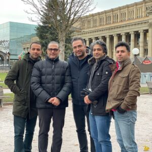 Alireza Ghorbani Instagram - #با_من_بخوان 

فردا شب ۲۰ آذر برابر با شنبه ۱۱ دسامبر ۲۰۲۱ در شهر اشتوتگارت آلمان کنسرت «با من بخوان» را در سالن Mozart-Saal در مجموعه فرهنگی هنری  Kultur- und Kongresszentrum Liederhalle به روی صحنه خواهیم برد.

اطلاعات تهیه بلیت مراجعه و ارسال دایرکت به صفحه @aisstuttgart 

@aisstuttgart 
@hesamnaseri 
@samansamimi.official 
@zakariayousefi 
@milaadmohammadi_ 
@salar_ghaffarbejouei 
@singwithmeproject 
.
#کنسرت
#کنسرت_با_من_بخوان 
#کنسرت_موسیقی_ایرانی 
#اشتوتگارت