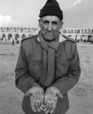 Alireza Ghorbani Instagram - با ما شبی نبود که در خون سفر نکرد
این خانه بی‌هراس٬ شبی را سحر نکرد
صد در زدیم در پی یک شعله٬ ای دریغ!
یک دست٬ یک چراغ ز یک خانه بر نکرد
با آسمان هر آن‌چه دم از العطش زدیم
ابر کرامتش٬ مژه‌ای نیز تر نکرد
تنها به قدر روزنه‌ای بود٬ همتش
مهتاب نیز کاری از این بیش‌تر نکرد
مثل همیشه فاجعه٬ ناگاه در رسید
آوار هیچ وقت٬ کسی را خبر نکرد
این بار٬‌ رفت رستم و اسفندیار ماند
سیمرغ نیز٬ مکر و فسونش اثر نکرد
و آن تیر گز – به ترکش‌مان آخرین امید –
این بار اثر به دیده‌ی آن خیره‌سر نکرد
دانسته بس پدر٬ دل فرزند بر درید
کاری که هیچ تهمتنی با پسر نکرد
شد تشت پر ز خون سیاووش‌ها٬ ولی
یک تن به پای مردی اینان٬ خطر نکرد
چون موریانه٬ بیشه‌ی ما را ز ریشه خورد
کاری که کرد تفرقه با ما٬ تبر نکرد
 
حسین_منزوی

#اصفهان 
#زاینده_رود 
#زاینده_رود_را_زنده_میخواهم 

#حسین_منزوی