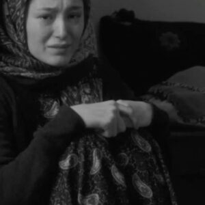 Alireza Ghorbani Instagram - #با_من_بخوان
•
روزگارِ غریبی‌ست، نازنین
دهانت را می‌بویند
مبادا که گفته باشی دوستت می‌دارم
دلت را می‌بویند
روزگارِ غریبی‌ست، نازنین
 
و عشق را
کنارِ تیرکِ راه‌بند
تازیانه می‌زنند

عشق را در پستوی خانه نهان باید کرد

در این بُن‌بستِ کج‌وپیچِ سرما
آتش را
به سوخت‌بارِ سرود و شعر
فروزان می‌دارند
به اندیشیدن خطر مکن
روزگارِ غریبی‌ست، نازنین
آن که بر در می‌کوبد شباهنگام
به کُشتنِ چراغ آمده است

نور را در پستوی خانه نهان باید کرد

آنک قصابان‌اند
بر گذرگاه‌ها مستقر
با کُنده و ساتوری خون‌آلود
روزگارِ غریبی‌ست، نازنین
و تبسم را بر لب‌ها جراحی می‌کنند
و ترانه را بر دهان

شوق را در پستوی خانه نهان باید کرد

کبابِ قناری
بر آتشِ سوسن و یاس
روزگارِ غریبی‌ست، نازنین
ابلیسِ پیروزْمست
سورِ عزای ما را بر سفره نشسته است

خدای را در پستوی خانه نهان باید کرد.
#احمد_شاملو
با تشکر از #مریم_رضوی برای ساخت ویدئو به مناسبت بزرگداشت #روز_سینما
@maryamrazavii
@hesamnaseri