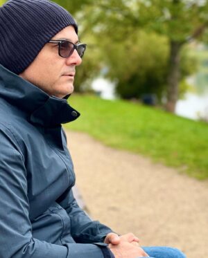 Alireza Ghorbani Instagram - مجنون و پریشان توام دستم گیر
سرگشته و حیران توام دستم گیر
هر بی سر و پا چو دستگیری دارد
من بی سر و سامان توام دستم گیر

#ابوسعید_ابوالخیر