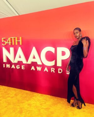 Alise Willis Instagram - Thank you @naacpimageawards and @bet for a night to remember!

Surrounded by black excellence✨
The energy was magnetic.

Hair: @prettyfabhair 
Makeup: @courtney_andrea_ 

#naacpimageawards #bet #awards #awardseason #naacp #black #blackexcellence #actress #chic #glamour #glam #ponytail #redcarpet #yellowcarpet #jewels