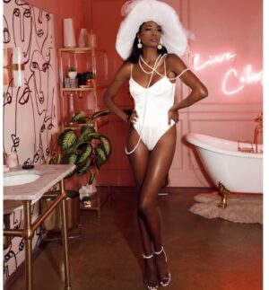 Alise Willis Instagram - Her Soul Is Royal 👑 💋

💄- @tinamitartistry 
📸- @tinamitoyan 
👗- @flaricent_style 

#facecardvalid #itsgiving #glam #hollywood #actress #swipeleft