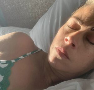 Alison Law Instagram - There’s worse ways to being woken up and the sun on your face is a good one ☀️ i feel grateful today for everything I have and I’m going to make today about giving back 🙏🏼