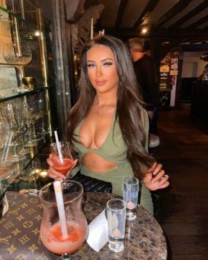 Alison Law Instagram - Happy 21st Birthday to this little beauty 🎉🍾🥂👑🥳💗 21!!!! Damn it I'm officially old 🤣 have the bestest weekend with friends, family and your boyfriend ✨ we all love you 💗

#daugter #21stbirthday #birthdaygirl #instagoals #loveher