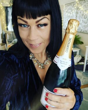 Alison Law Instagram - Merry Christmas to you 🥂 have a blessed day however you might be spending it... Thinking of those we can't get to spend our day with but they are never far from our thoughts 💗 

#christmasday #blessed #thankful #grateful #gratitude #lovedones