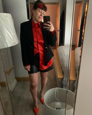 Alison Law Instagram - Styling these cute pleather shorts with a pop of citrus 🍊 being slightly older you’re constantly told what you should be wearing but I say f**k it, set your own beauty standards! Who wants to conform to society’s norms anyway…if it makes you feel good then be bold enough to rock it with confidence #grwm #outfits #todaysfit #midsizestyle #midsizefashion #midsize #beautystandards #40  #confidence #orange #h&m  Shorts size 16 @primark shirt size medium @hm shoes @hm