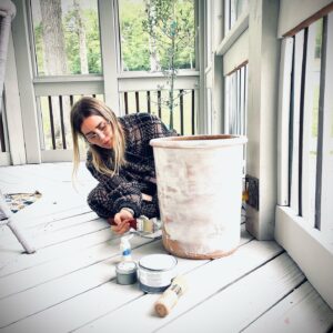 Alison Lohman Instagram - As you can see I like white.

#MoreLight #brightside
#SundayFunday #painting 
#TerraCotta #SpringIsHere
#ActingCoach