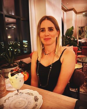 Alison Lohman Instagram - 1 more year older and . . . #stilllearning #stillcurious #film #actingcoach #september18th  #whitelimozeen #enjoyingtheride #liveinthemoment #acting #actress #actorslife