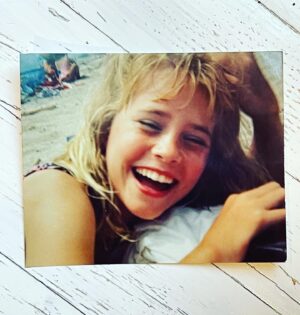 Alison Lohman Instagram - BEACH DAY in the 1990’s! #throwbackthursday

(for a PERSONALIZED VIDEO click link in bio!)

@cameo #movies #film #tv #cameo #WhiteOleander #MatchstickMen #DragMeToHell #Flicka #BigFish #Acting #ActingClass #BEACH #BeachDay #TBT #1990s