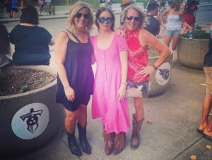 Alison Lohman Instagram - CMA Fest here we come!! #cowboyboots #nashville