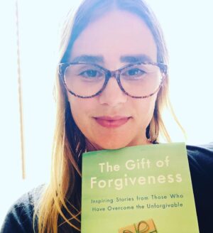 Alison Lohman Instagram - I’m not sure there is a better book at a better time to forgive.
.
I highly recommend.
.
@katherineschwarzenegger
#TheGiftOfForgiveness
#Forgive

(for a PERSONALIZED VIDEO click link in bio!)

@cameo #movies #film #tv #cameo #WhiteOleander #MatchstickMen #DragMeToHell #Flicka #BigFish #Acting #ActingClass
