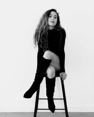 Alison Luff Instagram - pouty pouty no pants vibe

📷: @emilygoldingphoto
#intheshdw