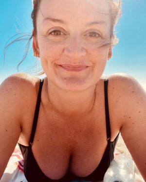 Alison Wright Instagram - Just landed back on the East Coast after 2 weeks shooting a super exciting show with incredible people and one very special friend 💖
Still too secret to share.. 🤐
my lips are sealed for now … 🤫 so back to my day off on Zuma beach instead 😎

#nottooshabby 
#zumabeach #malibu
#beachlife #westcoastisthebestcoast ?! 😳
#nofrikkinfilter