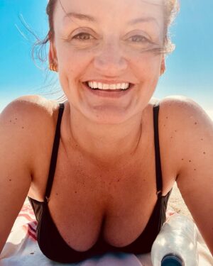 Alison Wright Instagram - Just landed back on the East Coast after 2 weeks shooting a super exciting show with incredible people and one very special friend 💖
Still too secret to share.. 🤐
my lips are sealed for now … 🤫 so back to my day off on Zuma beach instead 😎

#nottooshabby 
#zumabeach #malibu
#beachlife #westcoastisthebestcoast ?! 😳
#nofrikkinfilter