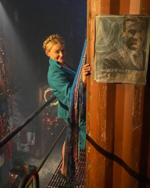 Alison Wright Instagram - No Spoilers 🔥
Ruth in happier times..

Rather excited to be heading into that specific hidey-hole ..
You know exactly where if you’ve been paying attention. 

New episode drops tonight @tntdrama @snowpiercertv 

#snowpiercer #snowpiercertv #pikesplace #season3 

I’m gonna guess this was 📸 ❤️@claytastrophe ??