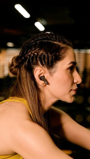 Alisshaa Ohri Instagram - Energising my workout tunes with Boat's Airdopes 800, featuring pure sound and deep bass for unstoppable workouts! 🎧

Their sleek design keeps me looking cool while I sweat it out. Join me on my fitness journey with #boatxdolby!