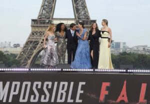 Alix Bénézech Instagram - A ce soir 21h15 sur @tmclachaine après @qofficiel dans le documentaire Le Système Tom Cruise réalisé par Elise le Bivic, écrit et présenté par @achalumax produit par @bangumiofficiel 🎥

#cinema #lesystemetomcruise #film #documentaire #tomcruise #MissionImpossibleFallout #missionimpossible #actress #actricefrancaise #acting #film #action #eiffeltower #toureiffel #paris #redcarpet #alixbenezech #alixbénézech
alixbenezech