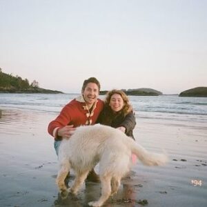 Alix Schwartz Instagram - On an island in the sun.
🏄‍♂️🏝️⛴️💐🐶♟️💍
