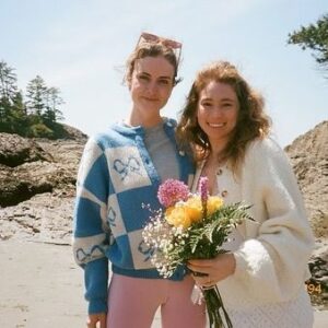 Alix Schwartz Instagram - On an island in the sun.
🏄‍♂️🏝️⛴️💐🐶♟️💍