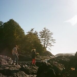 Alix Schwartz Instagram - On an island in the sun.
🏄‍♂️🏝️⛴️💐🐶♟️💍