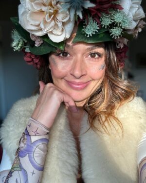 Aliyah O'Brien Instagram - I dressed up as Great Granny  Stella for Halloween and my nephew thought it was hilarious. 
*swipe right*

My niece cried and wouldn’t come near me 😬

I commit hard to my characters 🤷🏻‍♀️

Damage control ensued and within 7 minutes I became the Snow Fairy🧚‍♀️ 

She forgave me.

I’ll try again next year 😉

♥️