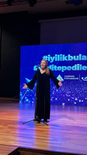 Aliye Uzunatağan Instagram - Yeditepe Üniversite’sinin  11. Yeditepe Dilek Ödül Töreninde “Onur Ödülü” almak çok gurur verici 🤍 Bu ödülü bana verdiğiniz için çok teşekkür ederim 🤍

En çok sevdiğim ve kullandığım cümlelerden biridir “İyilik iyidir” 🤍
Ödül töreninde kullandığınız motto “İyilik bulaşıcıdır”  çok kıymetli ve değerli. Dilerim iyilik tüm dünya’ya ve ülkemize bulaşsın 🙏🤍🌸

#yeditepeödülleri 🧿
Nice nice ödül törenleriniz olsun @yeditepeuniversitesi 🩵🧿
39. Yıl @istekokullari