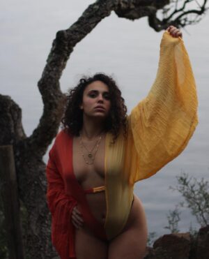 Alizée Bochet Instagram - “robe” selon @hugo_raljevic 
Je suis si fière de mon ami d’enfance pour cette creation @hr_couture 

❤️Je l’aime fort 🧡
📷par @thesmallwolf
