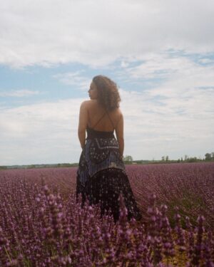 Alizée Bochet Instagram - “A l’image de l’harmonie de ces instants vécus dans les champs de lavandes, ces petites attentions pour t’accompagner tous les jours et t’assurer envers et contre tout de l’immense amour que je te porte, ma fille”
#35mm
📷: maman