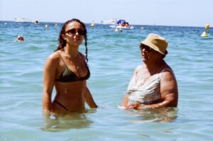 Alizée Bochet Instagram - Pour ces bains de mer, ces discussions sur ta mère et sur la mienne. Pour ces balades dans le balancement des vagues. Pour ces compliments, qui me font me sentir de trop, d’hommes qui en t’accostant, les yeux pétillants,tentent de retrouver les premier émois de jeunesse. Mais tu n’as qu’un seul homme et c’est d’autant plus drôle de te voir les remballer. C’est pour tes bras qui me font à chaque fois redevenir petite fille, tes conseils qui me guident. Parce que t’es ma deuxième manan, ma muse et aussi parce que tu porte le bob mieux que qui-conque que je t’aime. 

Mon icône, mon idole, ma muse à moi. 
🌺 #35mm