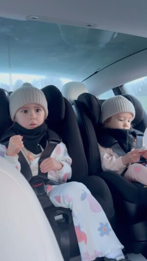 Alizée Williot Instagram - Après « Les pouces en avant » les filles nous demandent du Vivaldi à la sortie de l’école 😂 Et vous c’est quoi la musique du moment ?