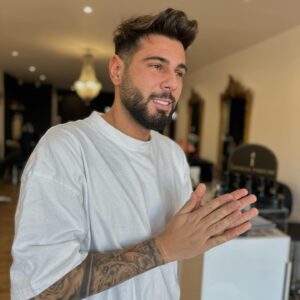 Allan Guedj Instagram - Aujourd’hui nous avons reçu notre @allanguedj pour un petit balayage afin de lui éclaircir sa base trop brune et ainsi lui adoucir son visage✨

Vous validez ce genre de coupe sur les hommes? 😊

#babylightsandbalayage #eclaircissement #glossshadeseq #redken #coupehomme #highlightshair #sabrinacreation
