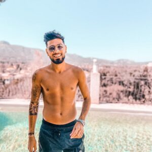 Allan Guedj Instagram - La vie est comme un miroir . Si tu lui souris , elle te renvoie ton image . 😘✅😝

#goodvibes #happyvibes #picoftheday #hairstyle
