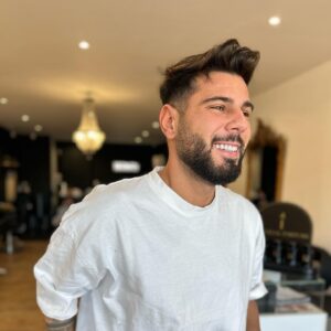 Allan Guedj Instagram - Aujourd’hui nous avons reçu notre @allanguedj pour un petit balayage afin de lui éclaircir sa base trop brune et ainsi lui adoucir son visage✨

Vous validez ce genre de coupe sur les hommes? 😊

#babylightsandbalayage #eclaircissement #glossshadeseq #redken #coupehomme #highlightshair #sabrinacreation