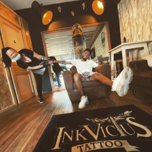 Allan Guedj Instagram - 🎁 🎉  JEUX CONCOURS 🎉🎁
Je suis trop content de vous faire gagner un Tattoo d’une valeur de 1000€ par la talentueuse @nana_ink_tattoo dans son salon @inkvictus_tattoo_barber 🥰

Pour participer c’est très simple :
* Follow @inkvictus_tattoo_barber & @nana_ink_tattoo 
* Met une story en marquant « je n’ai jamais vu ça de ma vie allez voir le compte @inkvictus_tattoo_barber »
* Tag 3 amis en commentaires

Le tirage au sort s’effectuera le 01 Août sur l’instagram du shop @inkvictus_tattoo_barber 

Moi personnellement j’en suis super content très très bonne expérience au shop n’hésitez pas à participer au jeux concours !!🔥👍🏼