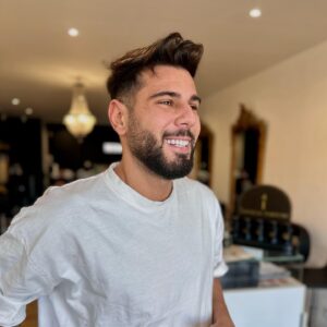Allan Guedj Instagram - Aujourd’hui nous avons reçu notre @allanguedj pour un petit balayage afin de lui éclaircir sa base trop brune et ainsi lui adoucir son visage✨

Vous validez ce genre de coupe sur les hommes? 😊

#babylightsandbalayage #eclaircissement #glossshadeseq #redken #coupehomme #highlightshair #sabrinacreation