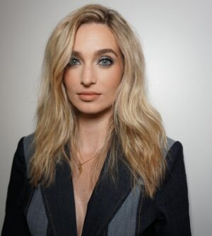 Allegra Edwards Instagram - Blue Jean Baaabyy (LA layyydeee)
.
What a joy to squeeze in some press for Season 3 of @uploadonprime 
Swipe for the verdict from the peanut gallery. 
MUA: @kendalfedail 
Hair: @ianjameshair @darladoeshair 
Styling: @audreybrianne 
Suit: @cinqasept