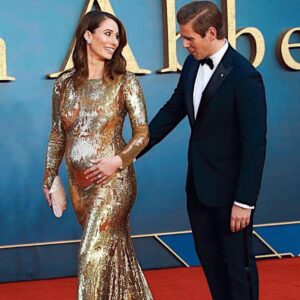 Allen Leech Instagram - What a truly wonderful night at the @downtonabbey_official world premiere last night. Thank you so much @Armani especially Roberta Armani for the perfect tuxedo. So special to share it with @jessicablairherman who is so beautiful and hot I may have been caught checking out her bum! 
Thank you to a great team! 
@millermode @jcmua