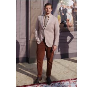 Allen Leech Instagram - The US premiere of Downton Abbey A New Era. @downtonabbey_official 
Loved this @boglioliofficial outfit. It was perfectly matched with @malonesouliersman shoes.
Great to share it with my growing family, care of my stunning wife @jessicablairherman. 
And my second family @bonhughbon 

Thank you to @anthonydeltufo for keeping the NYC store open for me to do the fitting.

Styling: @millermode 
HairyFace: @thejennysauce