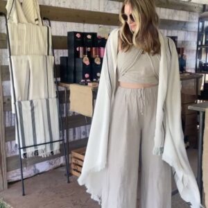 Allie Gonino Instagram - This is a chapter I like to call: Can’t stop eating gluten.

1. Trying on the comfiest towel at @hamptonclassic 
2. Chinatown
3. Alicia doing her best Jack Nicholson impresh 
4. Mouthwatering gluten and beets in Boston
5. My street at night ✨
6. Grand Central
7. Throwing Thank-You flowers into Sag Harbor
8. New Dev tour on the Upper West Side
9. Shinnecock Pow-Wow 
10. More gluten from @carissasthebakery