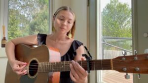 Allie Gonino Instagram - To everyone who’s shared, streamed, listened to my new single #GoodMen, I tip my hat to you 🤍 If you haven’t listened yet, you can find it through the link in my bio. 

#newmusic #indieartist #americanmusic #martinguitars #vintagemartinguitar #newsingle #newrelease #nashvillemusic #texicali #acousticmusic #originalmusiconly
