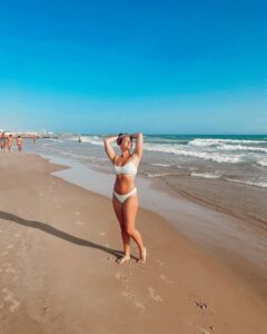 Actress Allie Gonino HD Instagram Photos and Wallpapers September 2022