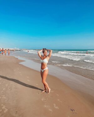 Allie Gonino Instagram - “I’d rather eat pasta and drink wine than be a size zero.” - Sophia Loren