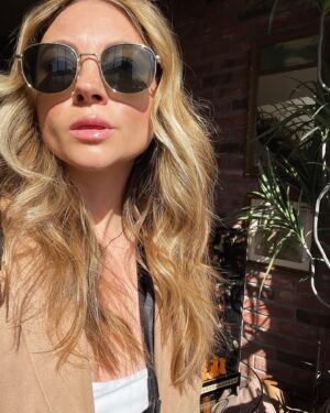 Allie Gonino Instagram - The sun is sunning and the hair is hairing ✨
Haircare: @prose 
Color: @nyc.eve 
Cut: @thejasonzeren
