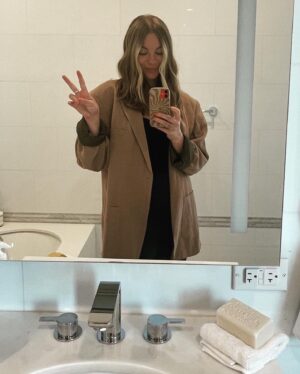 Allie Gonino Instagram - This is a chapter I like to call: Can’t stop eating gluten.

1. Trying on the comfiest towel at @hamptonclassic 
2. Chinatown
3. Alicia doing her best Jack Nicholson impresh 
4. Mouthwatering gluten and beets in Boston
5. My street at night ✨
6. Grand Central
7. Throwing Thank-You flowers into Sag Harbor
8. New Dev tour on the Upper West Side
9. Shinnecock Pow-Wow 
10. More gluten from @carissasthebakery
