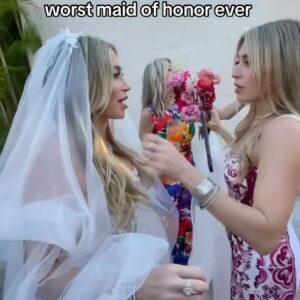 Allie Kaplan Instagram - She couldn’t even pretend to be happy 🫠🫠
.
.
.
.
#sisters #bride #wedding #weddingdress #twins #maidofhonor