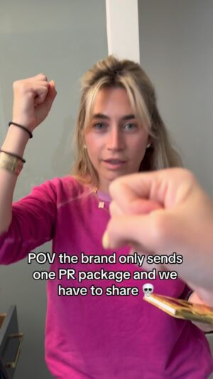 Allie Kaplan Instagram - How we solve all of our arguments 🤣🥹
.
.
.
.
.
#sisters #gifted #pr #makeup #makeupaddict #eyeshadow #morphe #notanad #funny #beauty