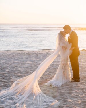 Allie Kaplan Instagram - Mr. and Mrs. Rutstein 💍🥹💕 01.27.24
#glbride #galialahav